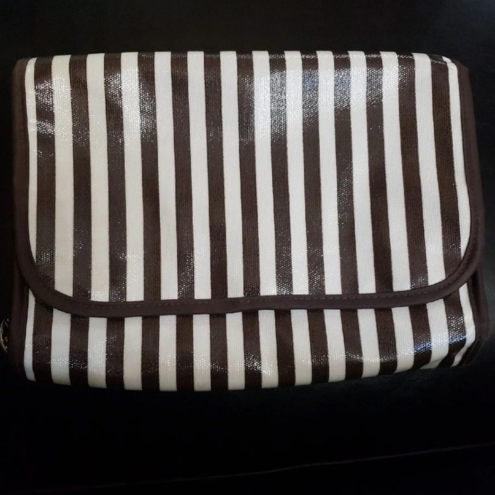 Henri bendel hanging travel case